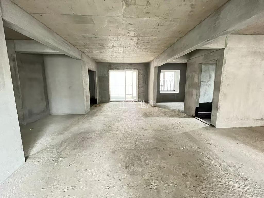 蓝天花园，125平边户，中间楼层