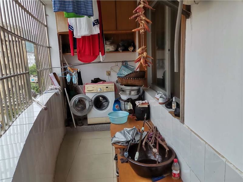 仙桃 附近德政园步梯好楼层3房2厅出售，拎包入住，朝向好