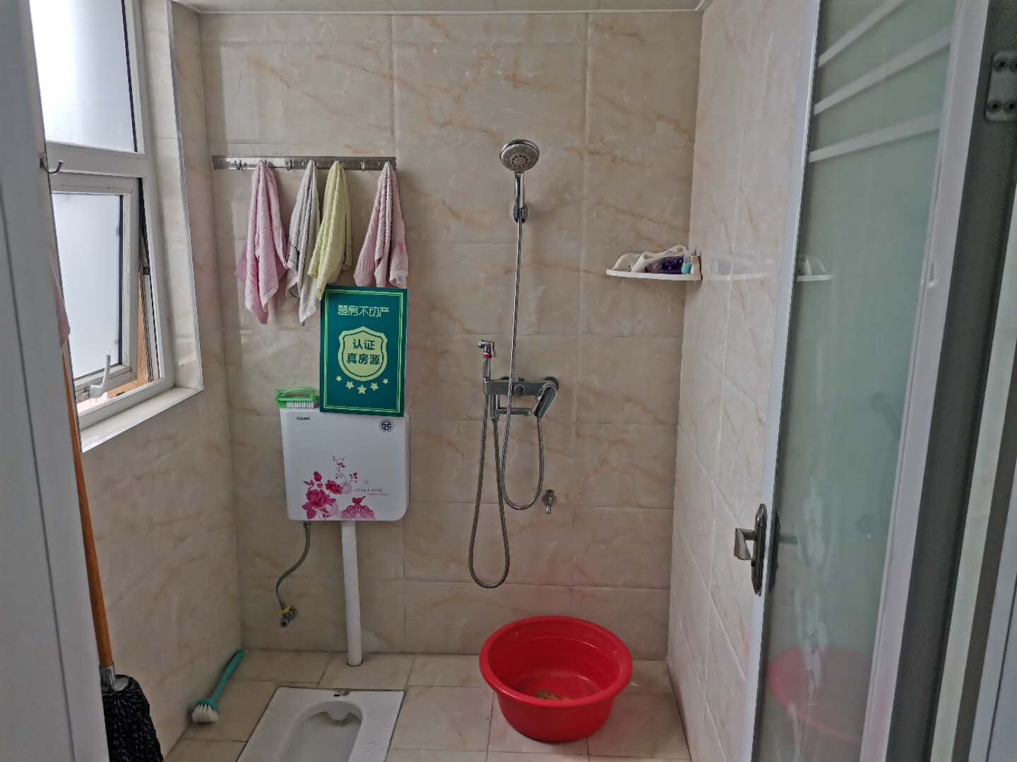 满庭春供暖精装大三房中高层户型方正，小区环境，优美采光充足