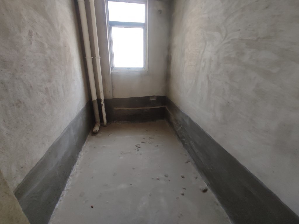 康湾一品毛坯大三房..证件满二.中间楼层.看房方便