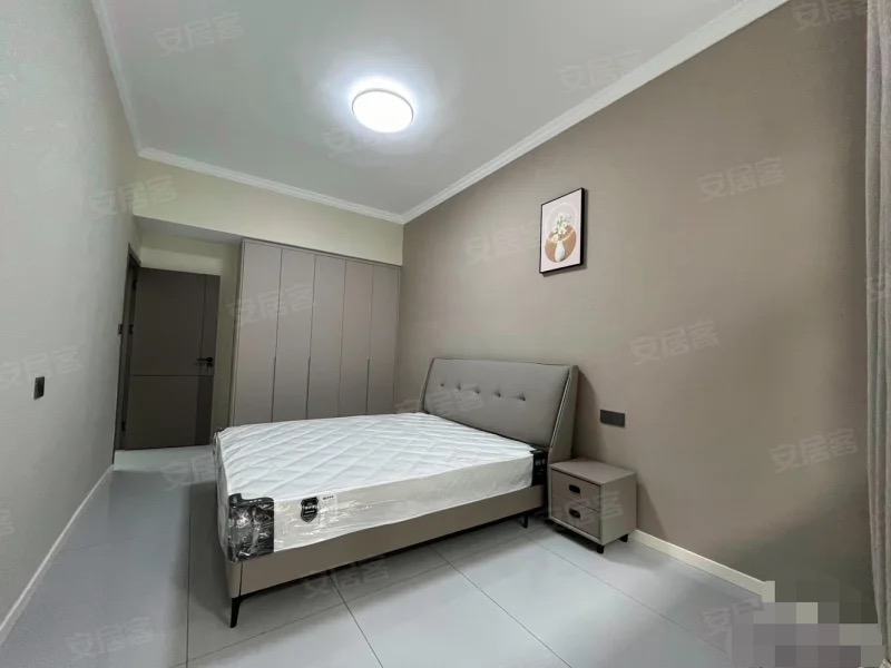 354，带50平院子，四中旁边，步梯1楼，全新9.9成新，精装4房2卫，非常适合养老