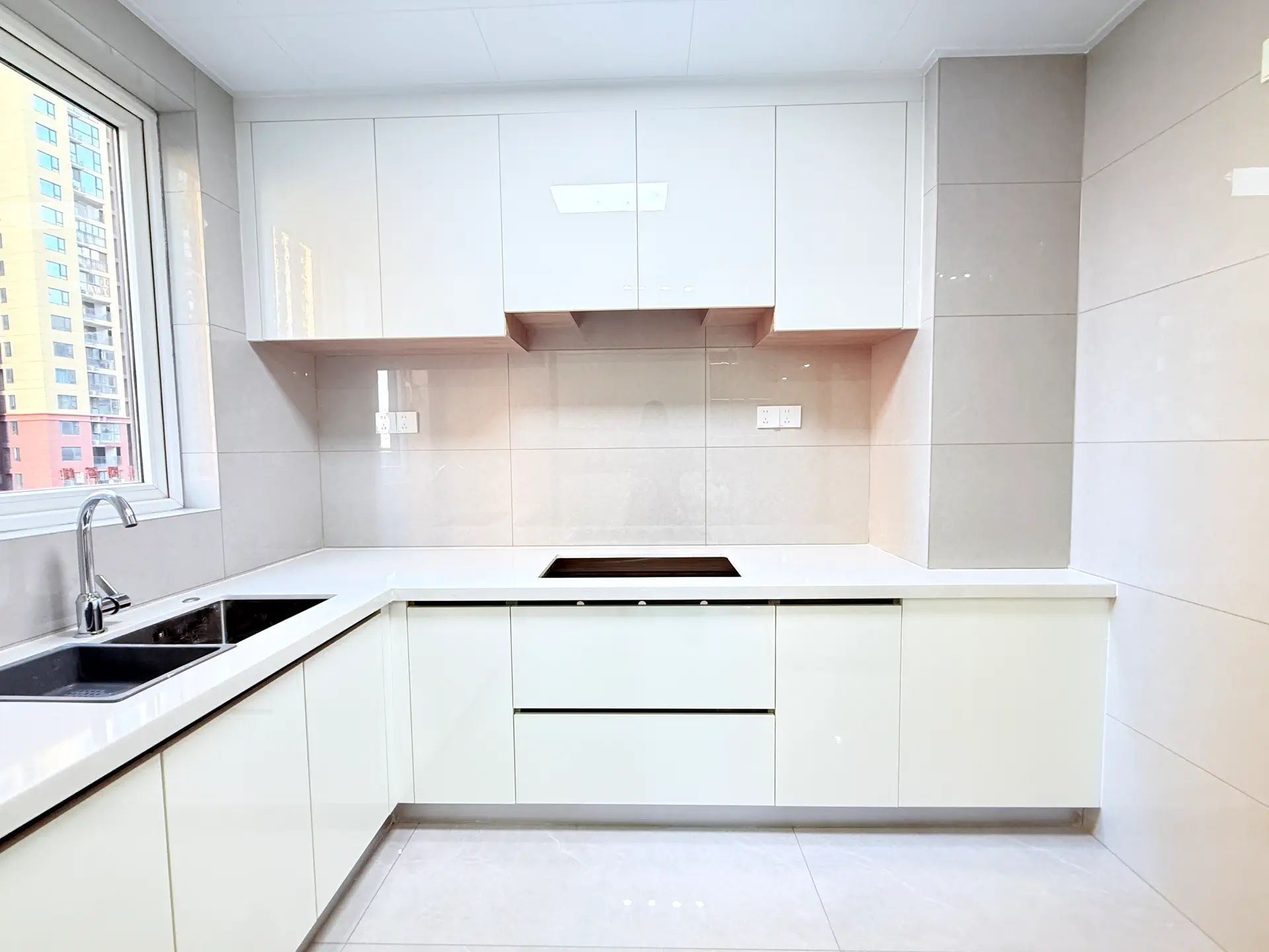 城西，满庭春，精装三室两厅两卫，入户花园，好楼层，证满二