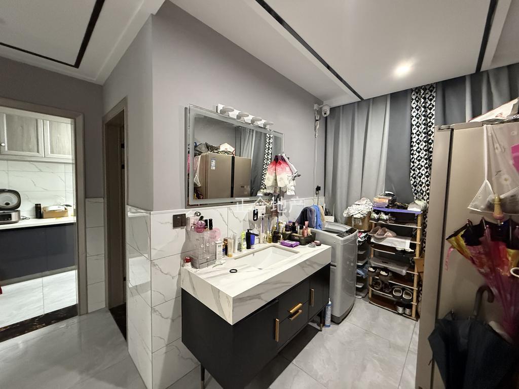 房东急卖，商城附近，交通路，步梯二楼，精装三房，9成新，证满二