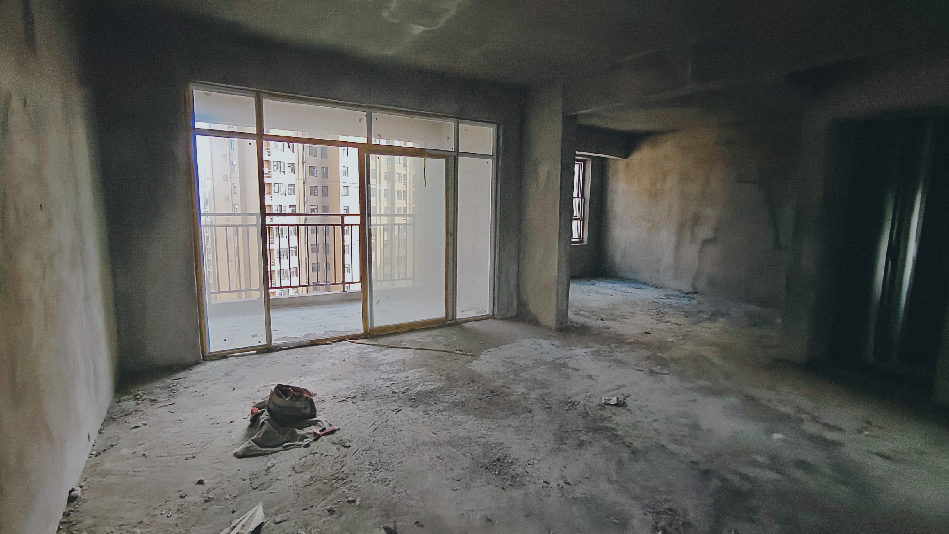 沔阳公馆.毛坯边户三房.证件满二.看房方便