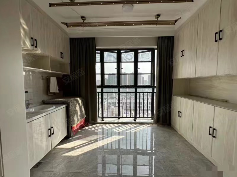 降价了，房东急售，沔阳公馆，9成新，边户，电梯好楼层17楼，精装三房两卫，证满两年。