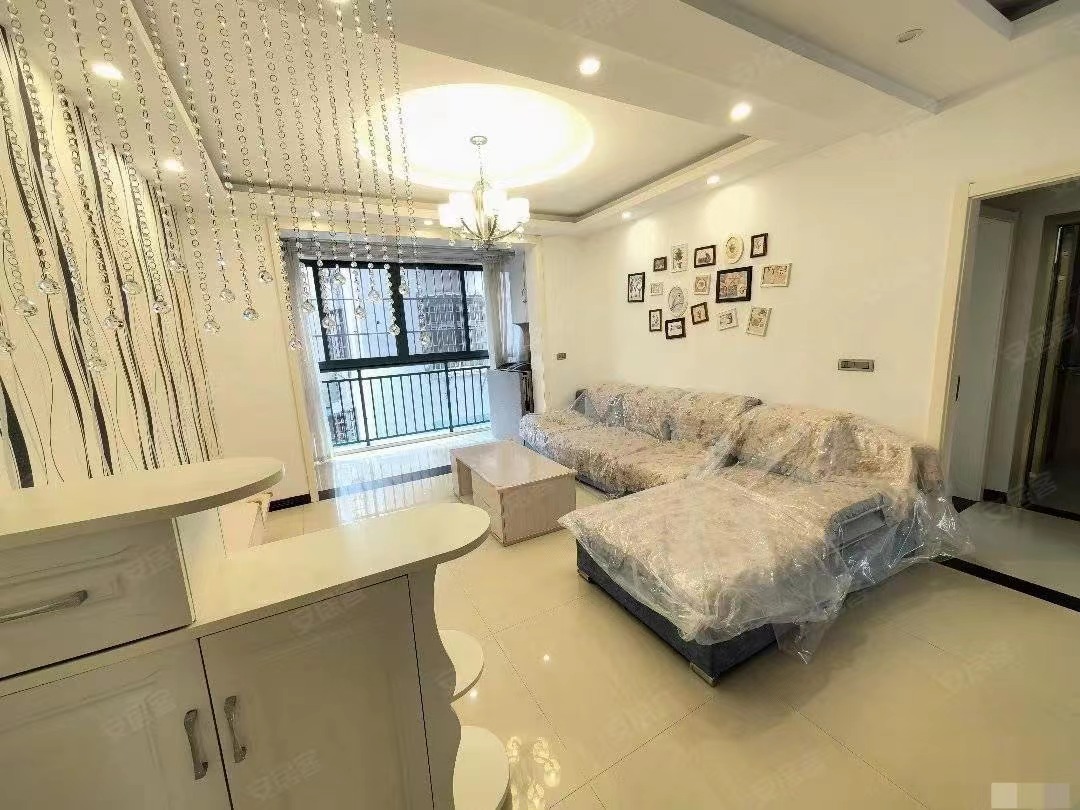 1，房东亏本出，急售，一中附近，精装两房，步梯好楼层， 楼龄新 ，特别适合养老