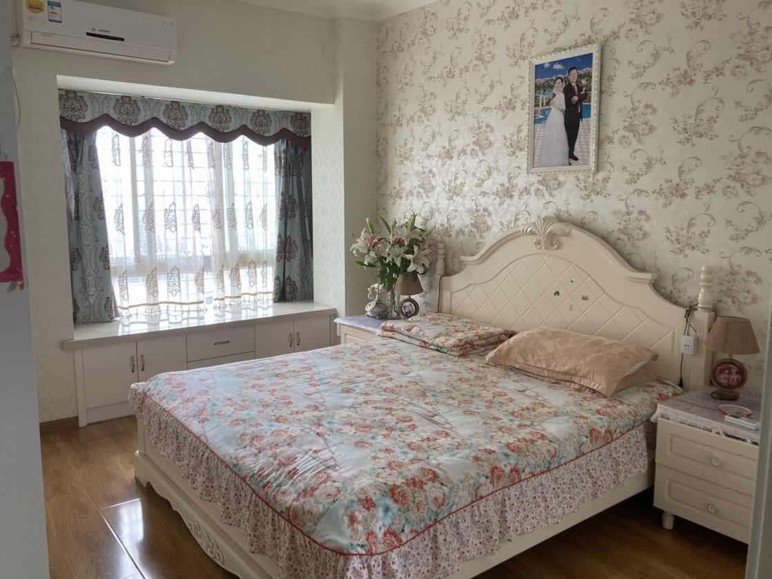 急售香岸华府的精装3房电梯中间楼层环境好拎包入住