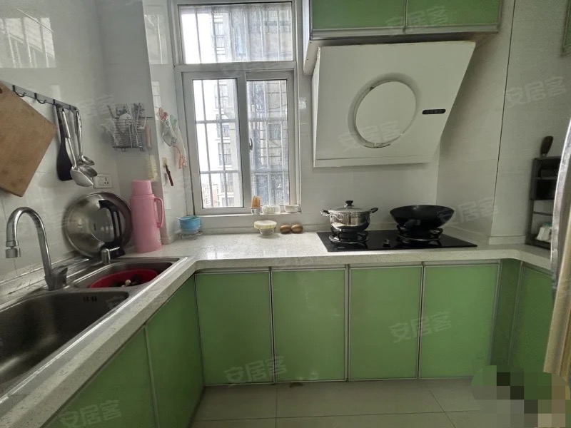 房东诚心急售，单价4800，精装小三房，看中可谈，好楼层