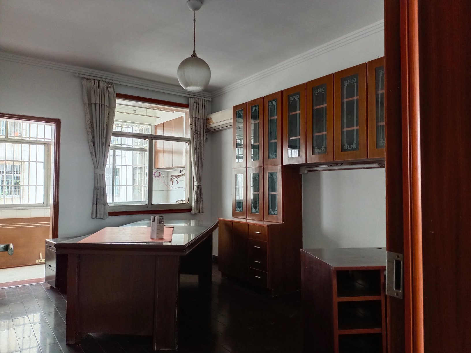 对面是富迪，好楼层，南北通透， 是送地下车库， 售70万元