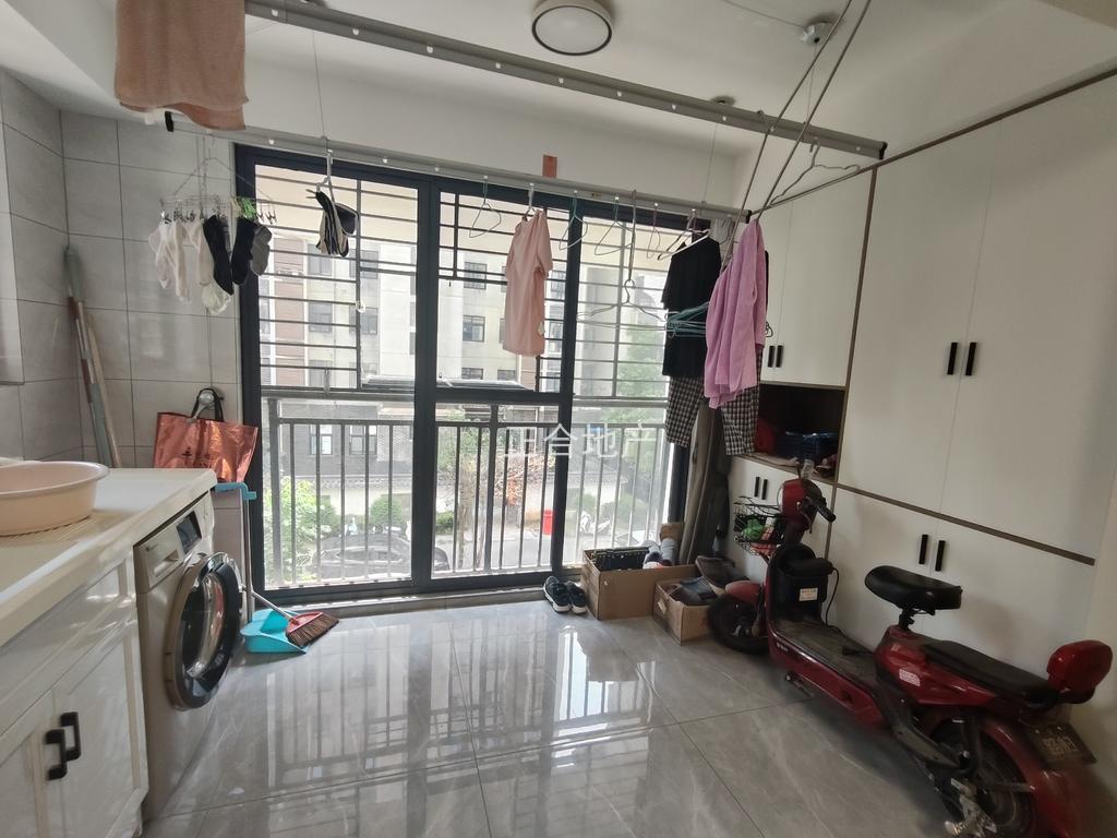 捡漏了，江滩公园旁，电梯小高层，精装三房，成色新，南北通透