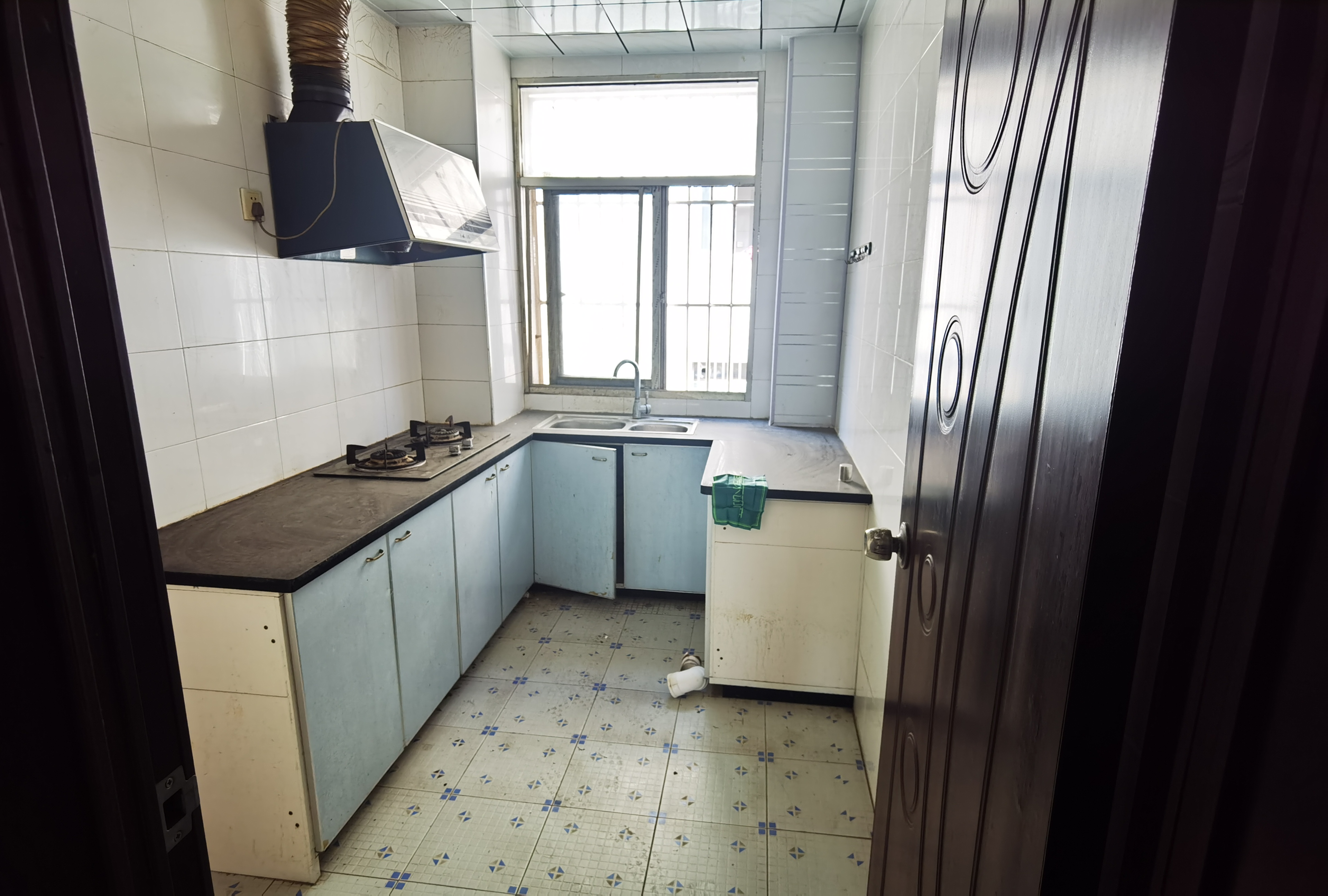 荆洪花园大两房方便看房业主诚心出售