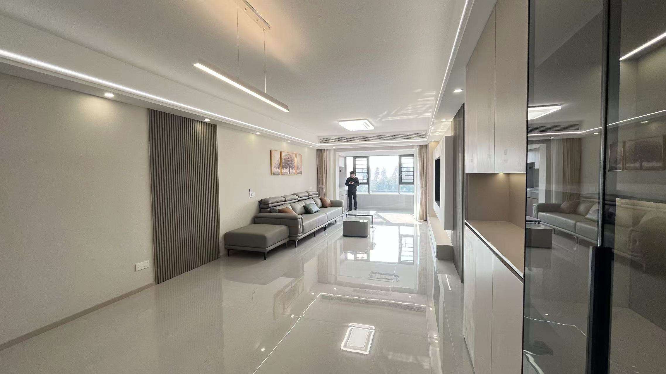 御湖世家3室2厅2卫 全新精装修 一天都没有住过，既买即住！