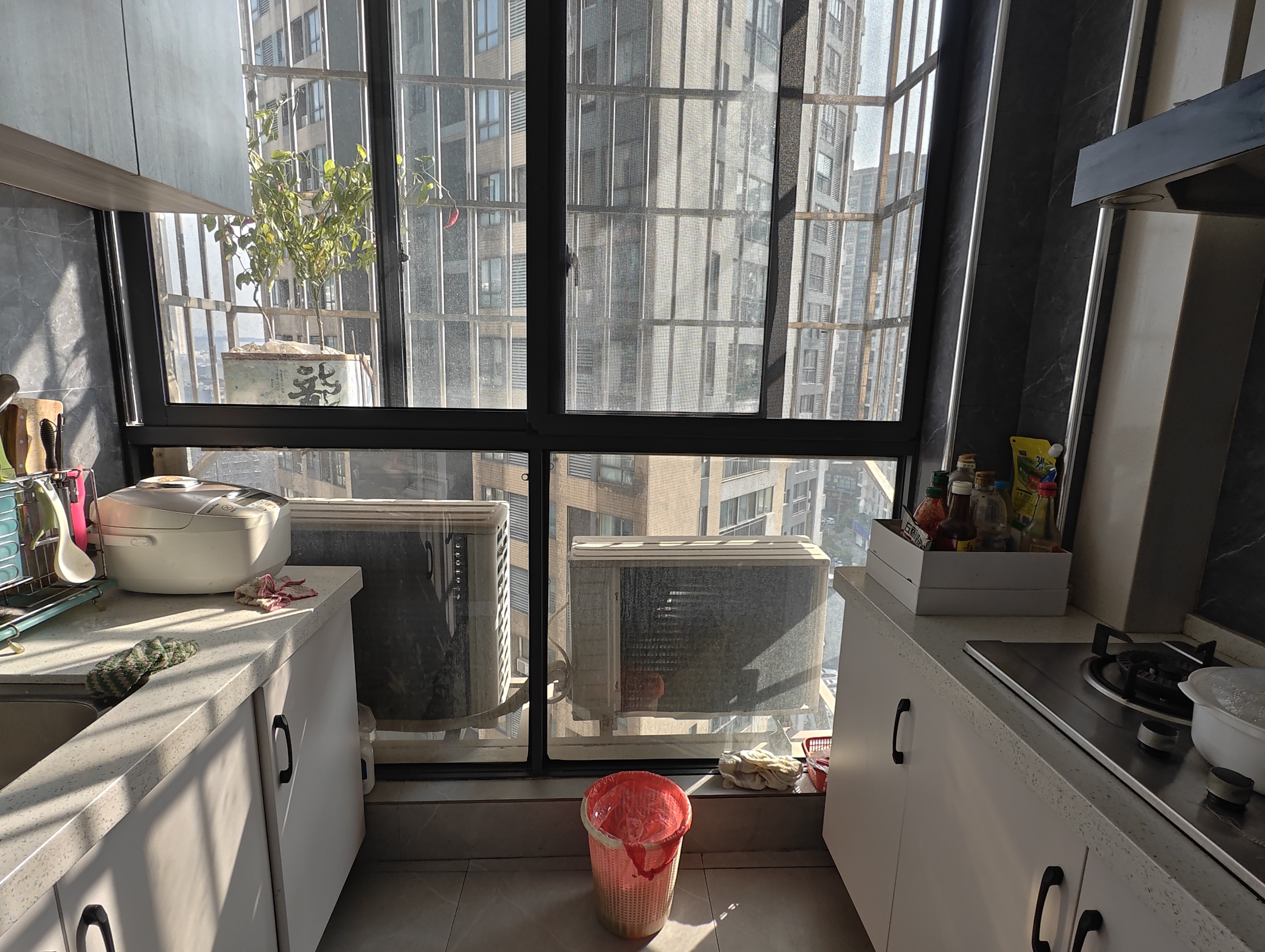 急售，​商城旁，电梯中间楼层！精装，好楼层，业主诚心出售，拎包入住