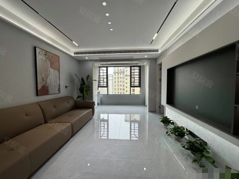 仙桃一中对面，和合国际五期，人车分流，全新装修，直接拎包入住，老证