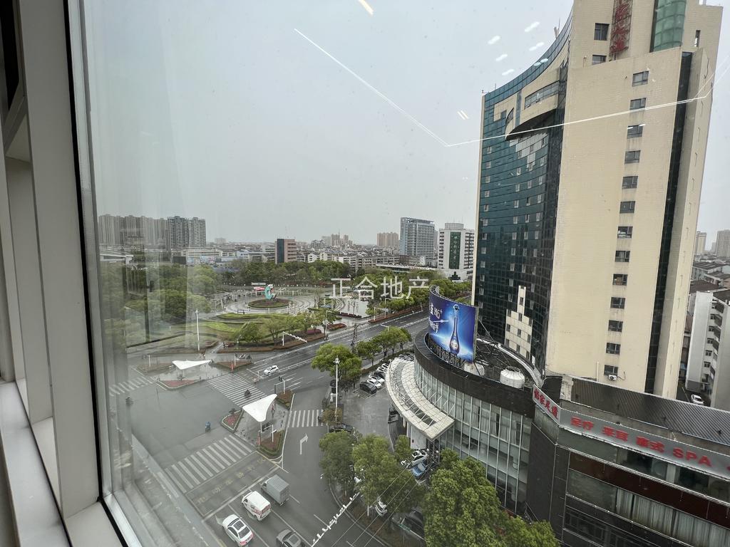 降价了，武商附近，电梯好楼层12楼，精装3房2厅，全新装修，诚心出售，满五