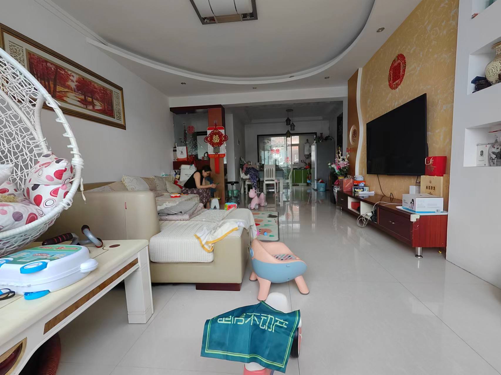 宏大小区大三房业主诚意出售，好停车，超短房龄，有证满二可按揭贷款