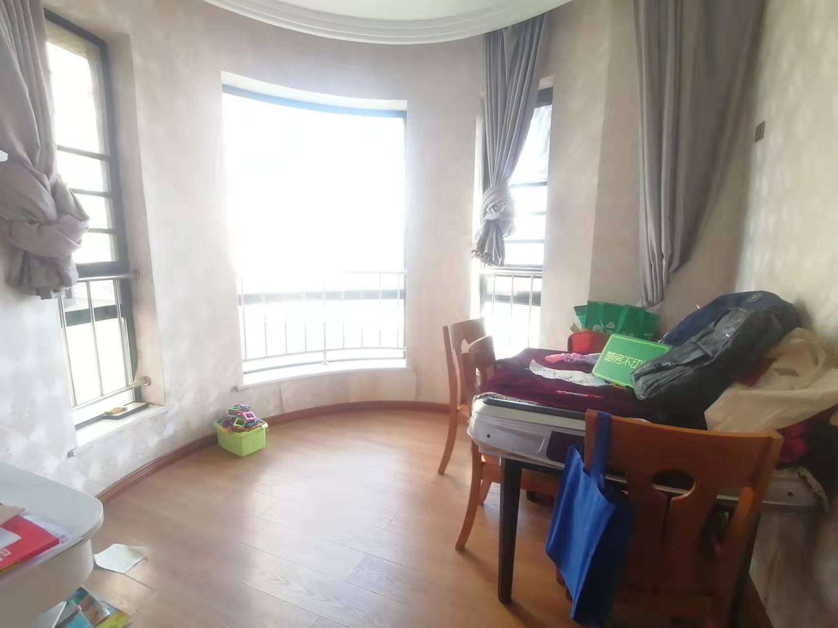 御台公馆精装修小三房证满2年家具家电留下采光超好价格可谈