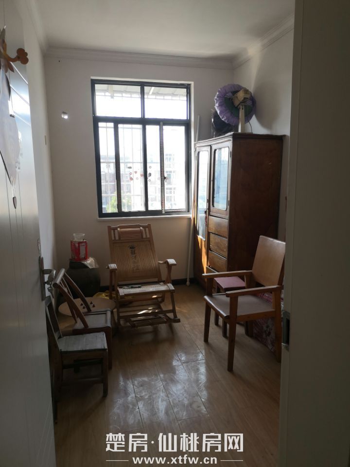 和平社区，带地下室，精装修，业主诚心出售，拎包入住