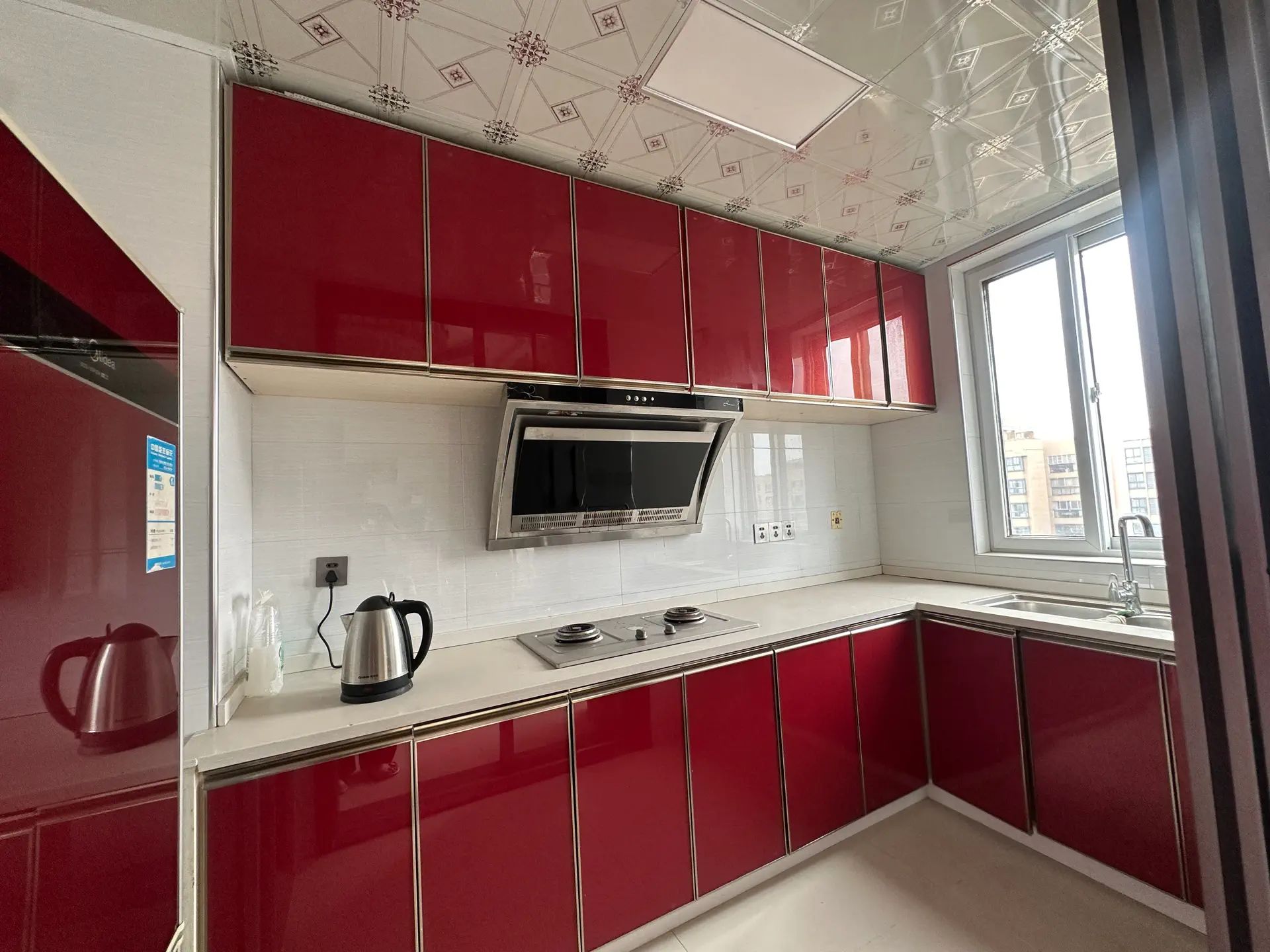 一中旁精装四房，边户，不介意顶楼看过来，地板价！