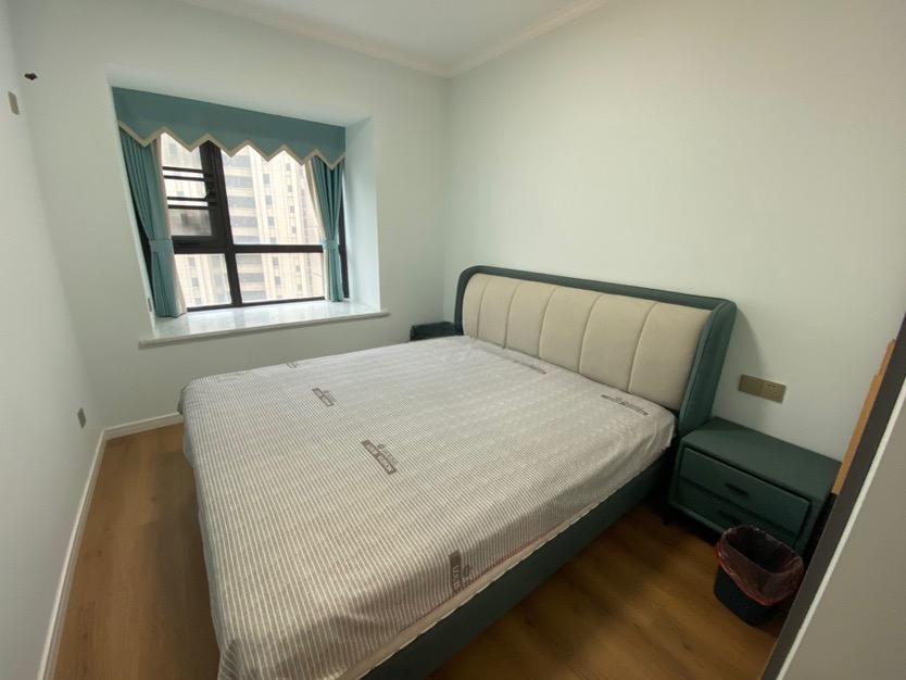 御湖世家全新装修3房送车位！