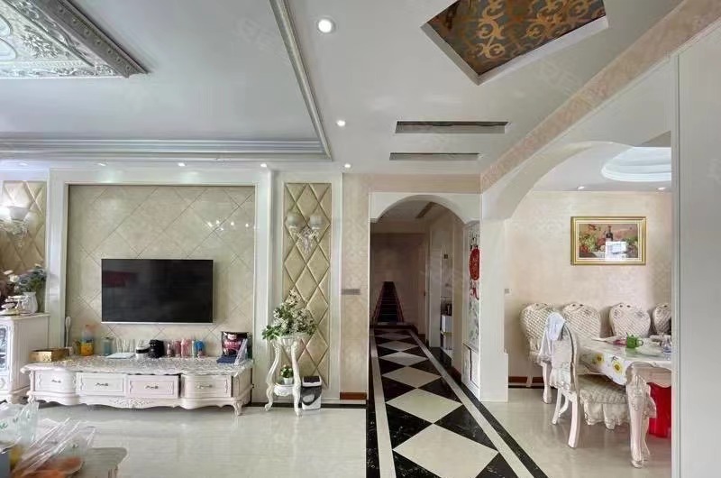 房东亏本出售，沔阳对面，电梯中间楼层，欧式装修四房，拎包入住