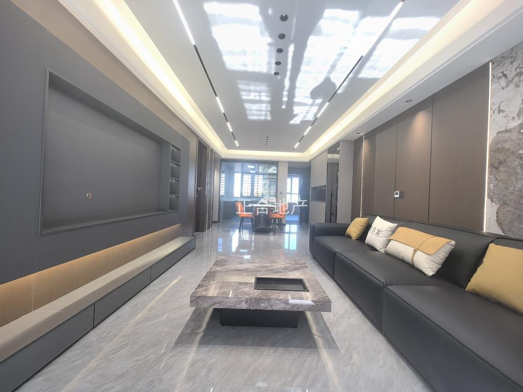 城南，沔阳天泽园，精装三房两卫，边户，全新装修，一天未住，电梯小高层7楼，满二