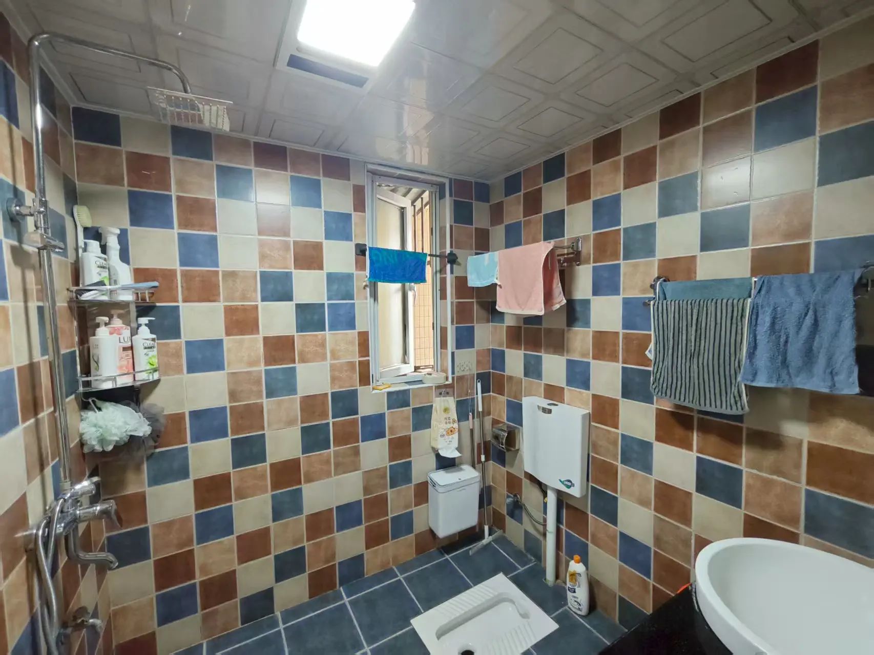 城东流潭公园旁，公园世家精装三房，同小区性价比高，证件满五税费低，诚心出售