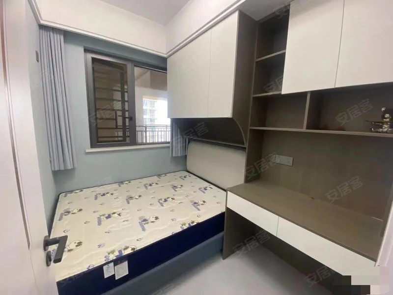 业主急售，朝阳丽景，城南次新小区，好楼层，几乎全新，精装三房，大阳台