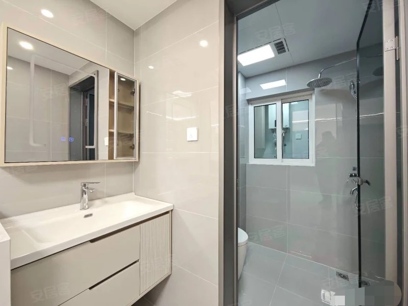 降价了，诚心出售，风和日丽，精装当做毛坯卖，好楼层电梯25楼，全新装修大两房，证件满二