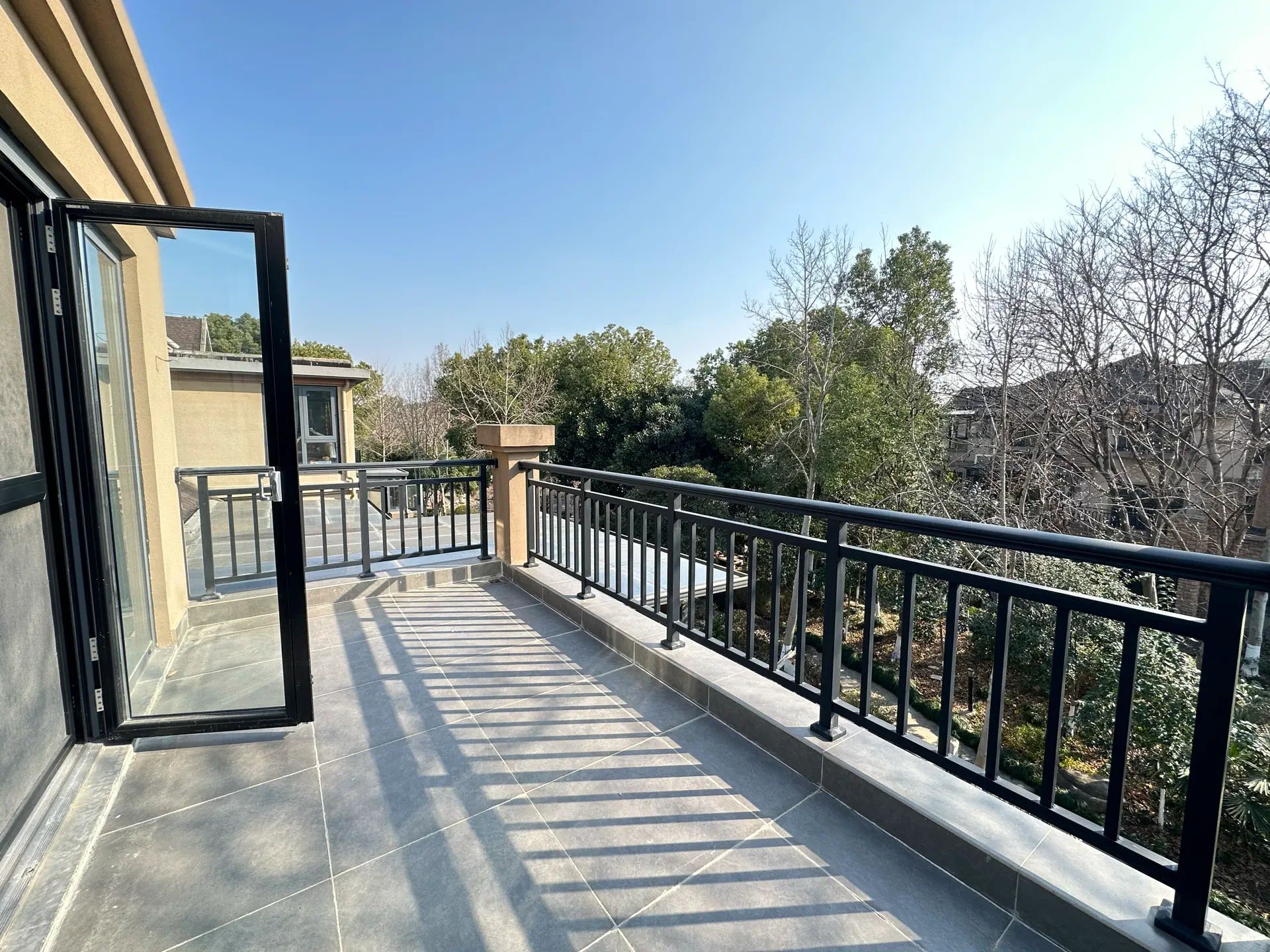 亏本出，绿地，‬别墅，边‮带户‬大院子，成色新，拎包入住