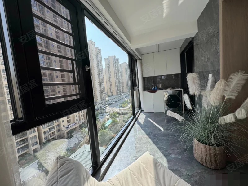 城南，翡冷翠，电梯好楼层，带车位，精装三房，诚心出售