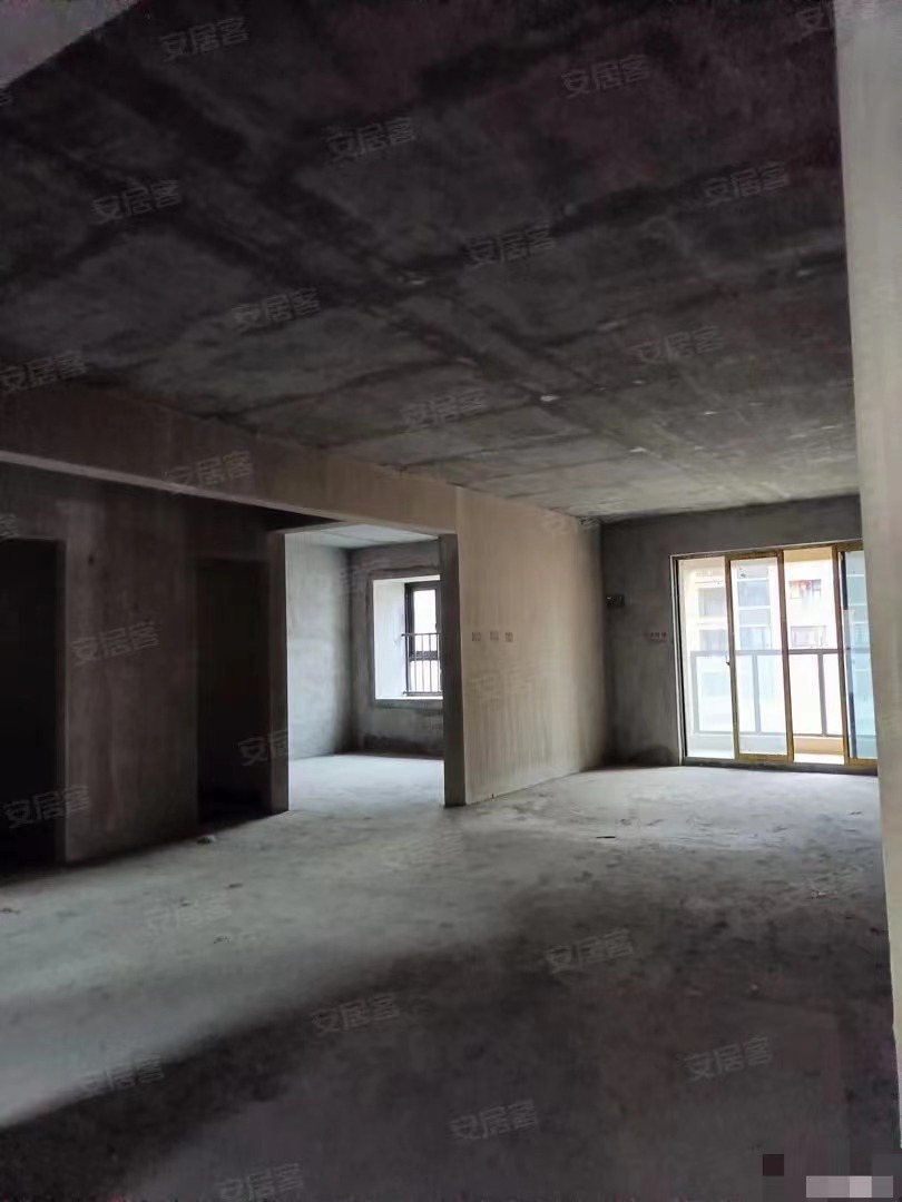 77，房东急售，城南大三房，沔阳xiao学旁，单价4字开头，满二，低总价带车位