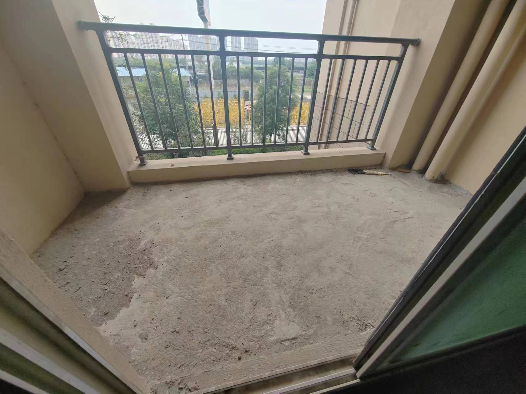 南国明珠.毛坯边户三房.南北通透.证件满二.还送车位哟.看房方便