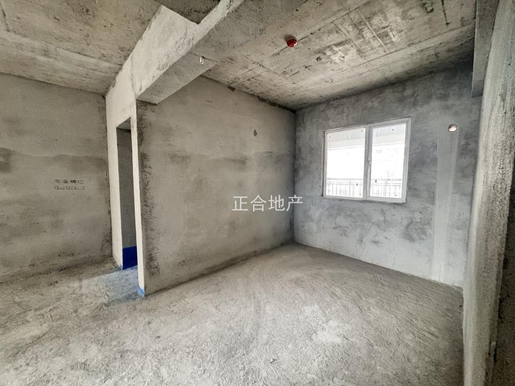 城南，蓝天白云，电梯好楼层，送车位，单价5900,