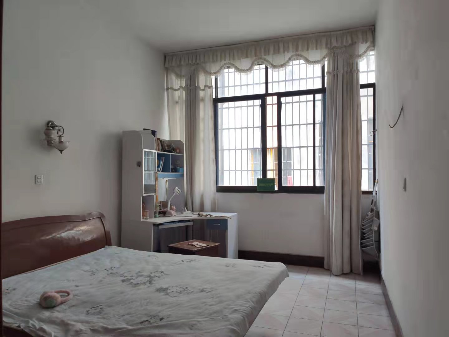 黄荆小区私房一栋两杆三层看房方便诚心出售证件齐全