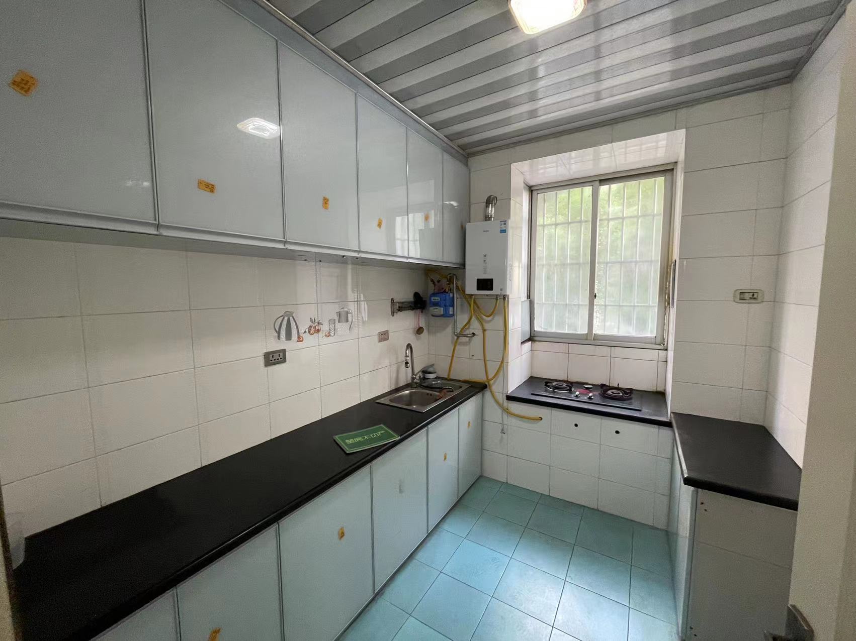 环球附近，钱沟上坡，步梯架空一楼，精装修四房，楼龄新，格局好