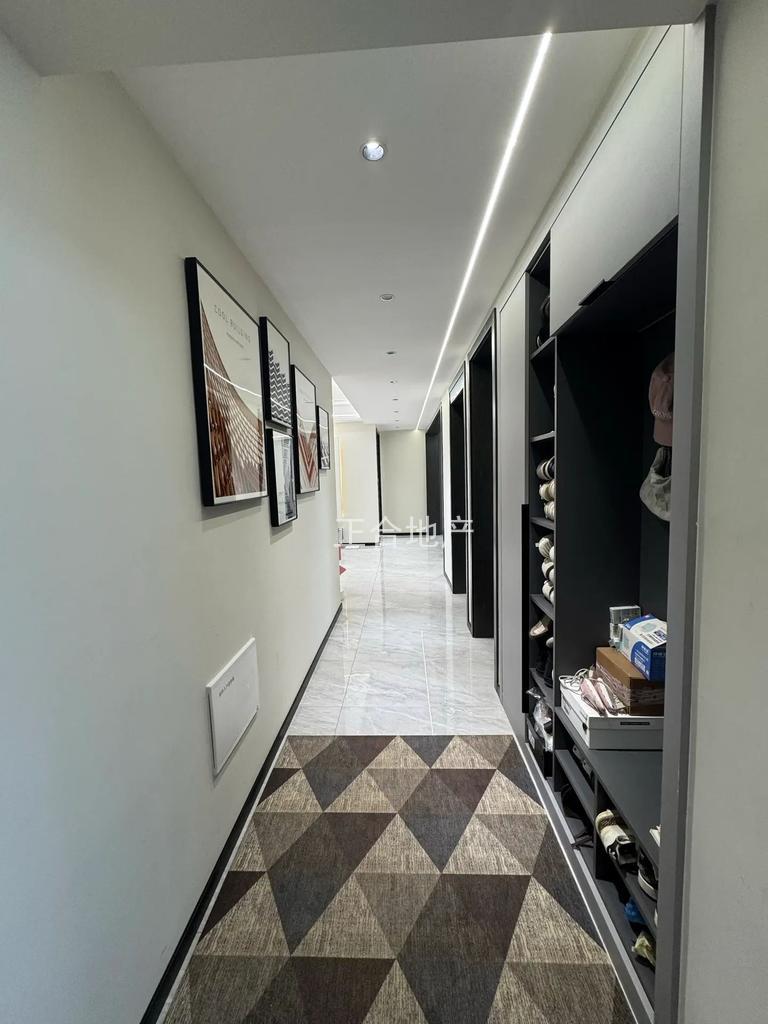 仙桃三中附近，精装大四房两卫，好楼层，全屋品牌家具家电，证满二，拎包入住