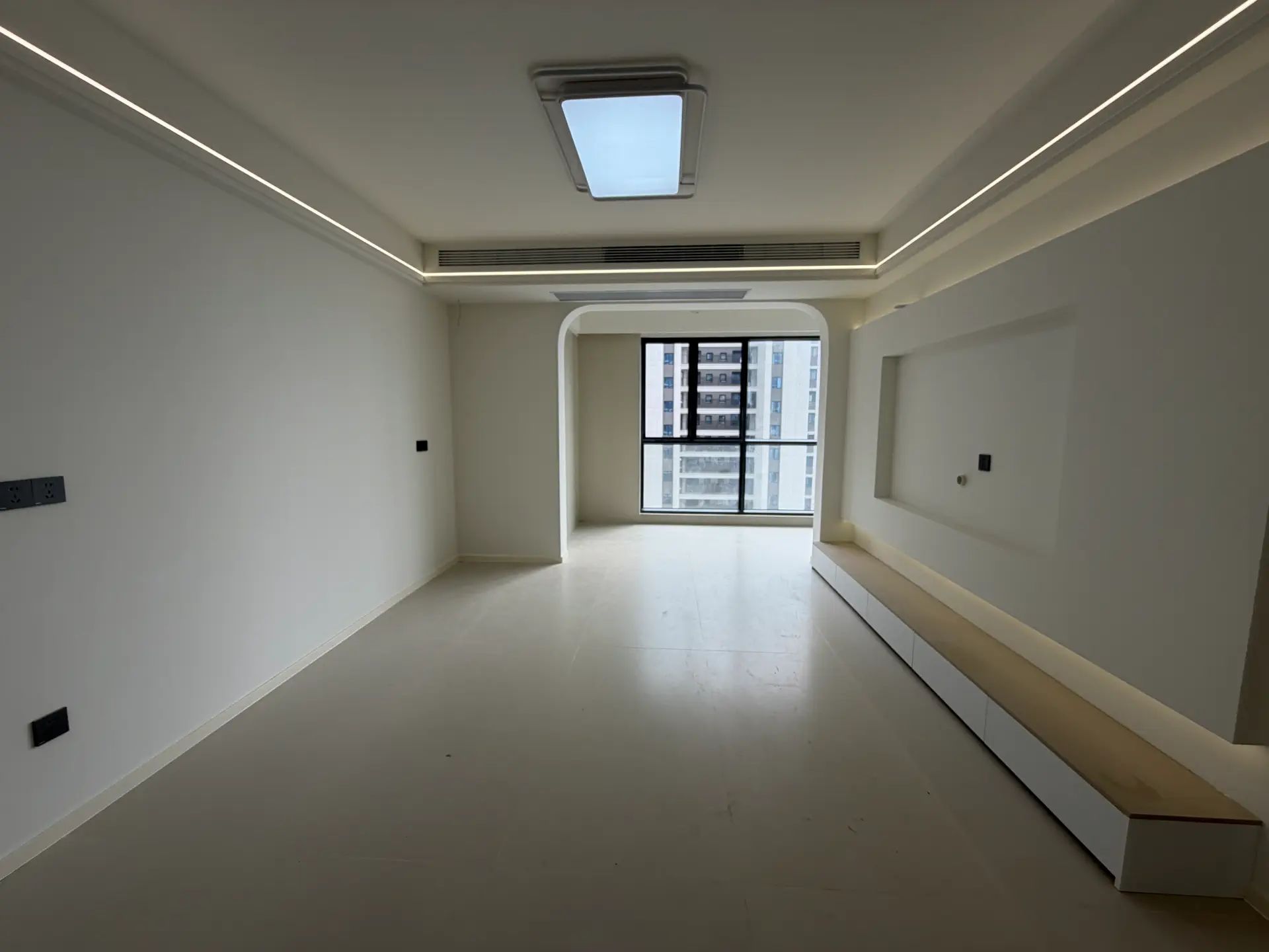 诚心出售，吾悦华府，精装三房，好楼层，一个车位，南北通透