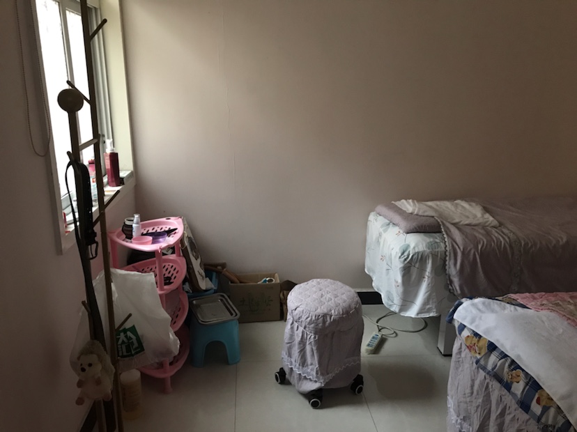 中央华府精装电梯小高层，三室两厅两卫，证满二，家电齐全