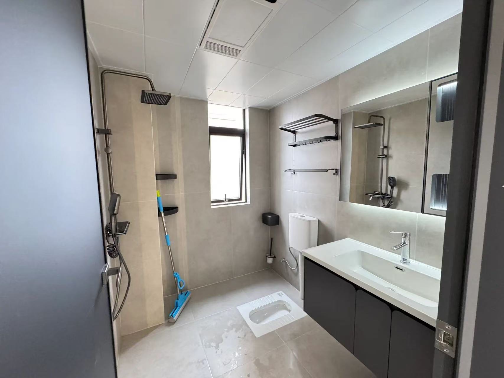 城南，御湖世家，精装三房两卫，全新装修，证满二，好楼层27楼，送一个地下车位