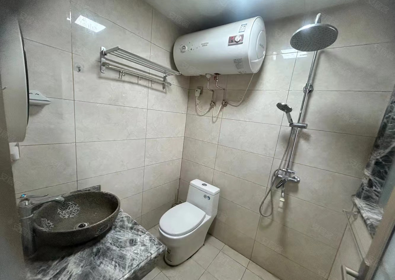 65，一中附近，16万包过户，电梯单间，拎包入住