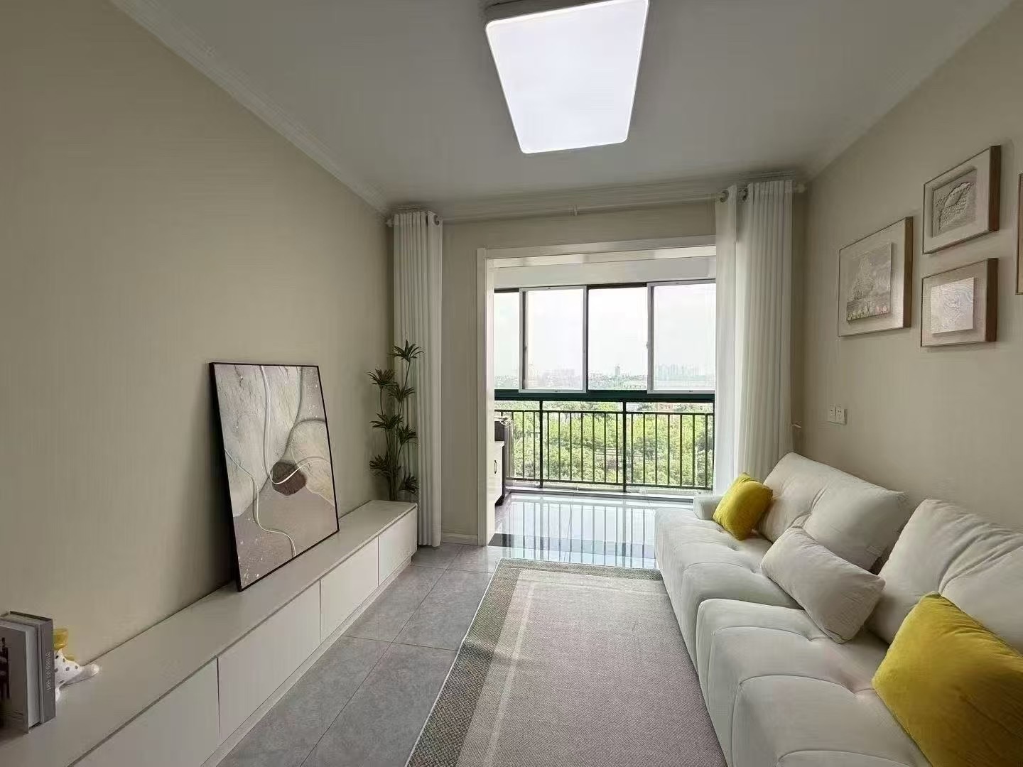 一中对面，电梯好楼层，精装2房2厅1卫，证满二，装修新，看中可以谈