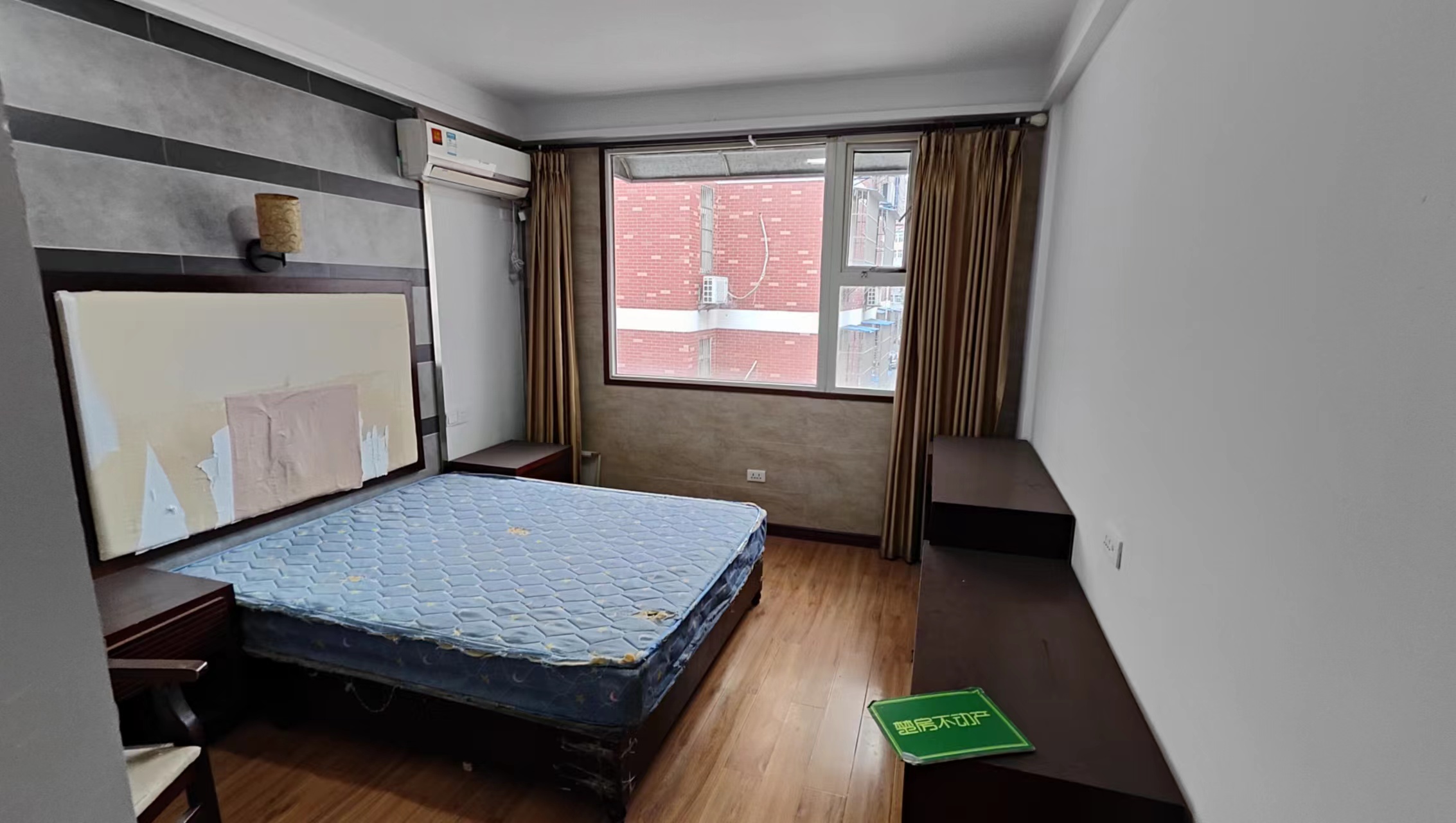 车站旁两栋私房一楼是门面在做生意房子以前是开宾馆的两证齐全位子好买了可以就盈利