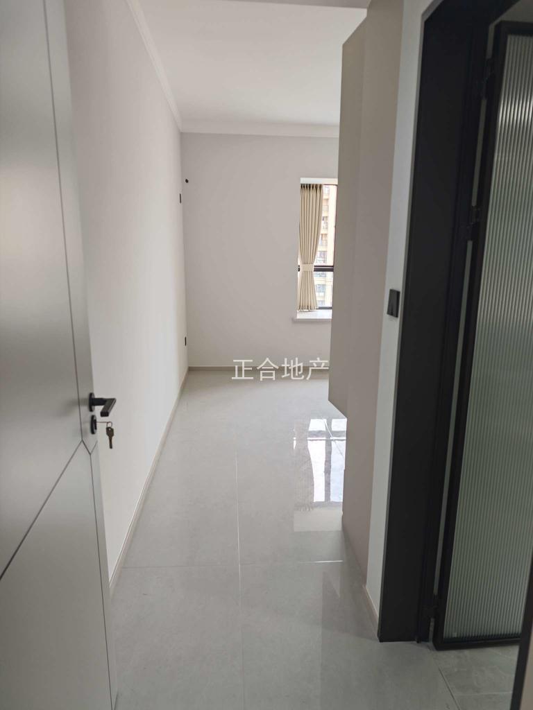 城南，御湖‬世家，边户，电梯好‬楼层，精装3房2卫，车位，诚心出售，证满二