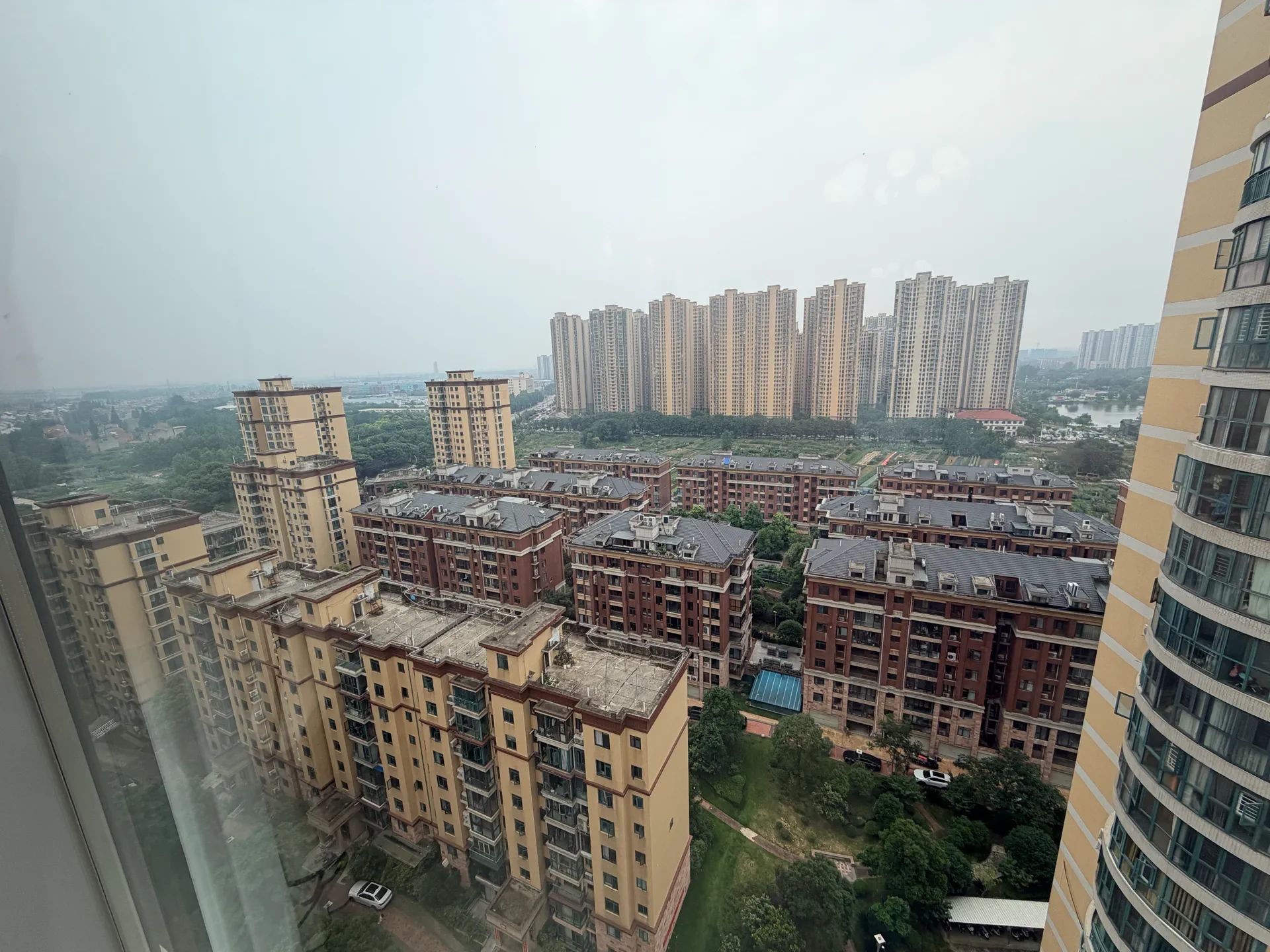 城南，新城一号五期，好楼层19楼，精装三房两卫，送入户花园，全新装修