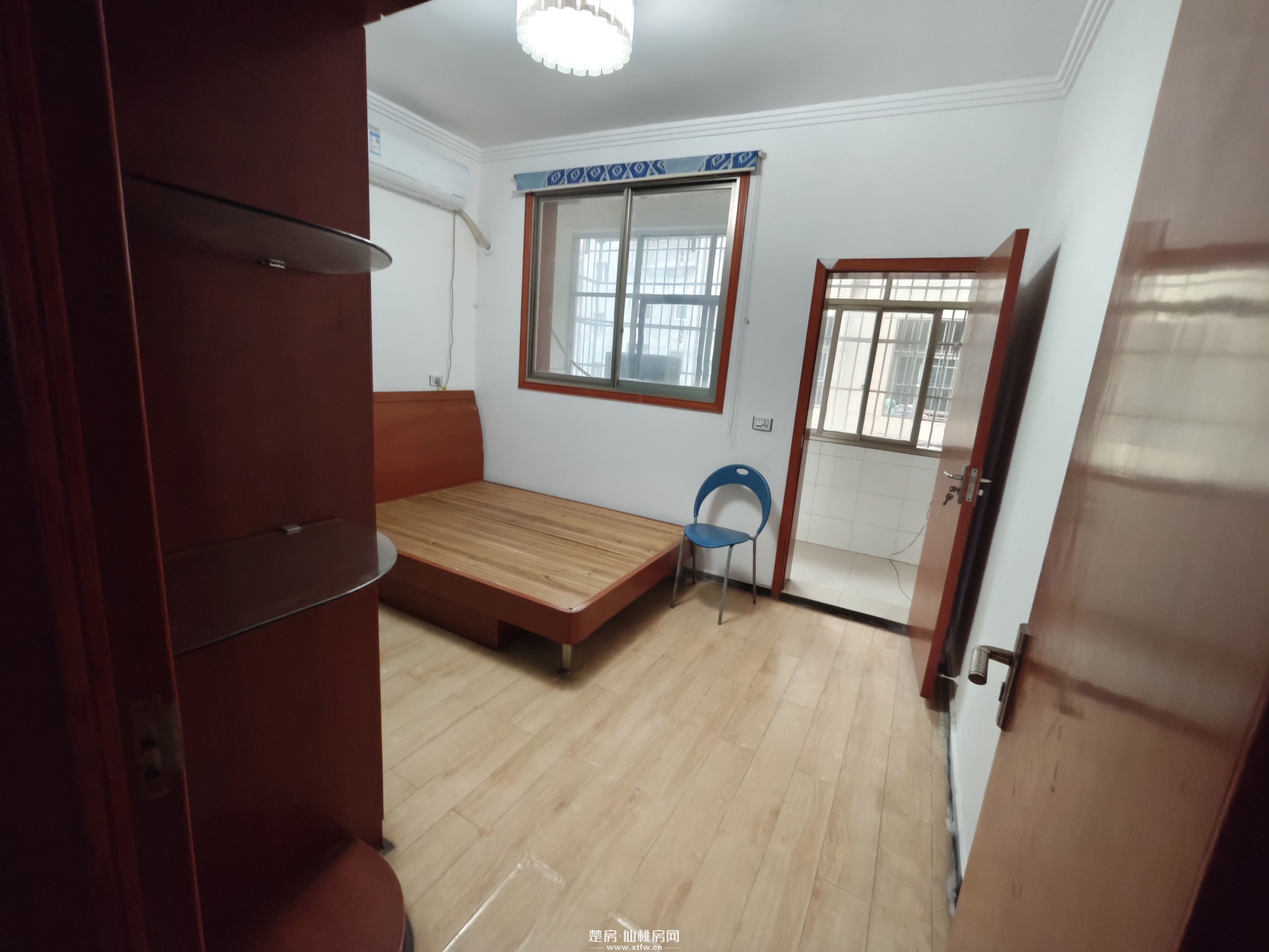 康湾路三室一厅2楼