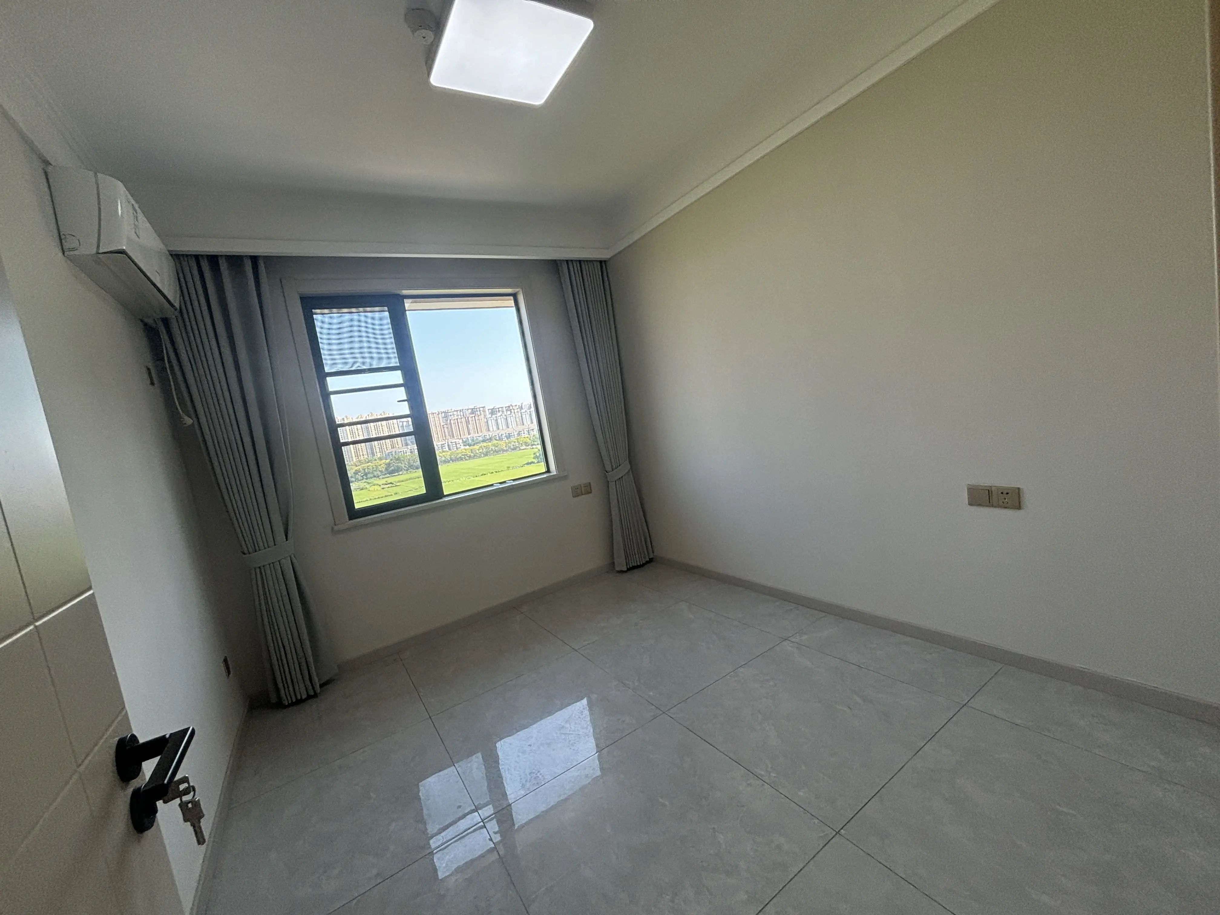 降价了，城南，荣怀C区，精装三房两卫，边户，好楼层，视野好，诚心出售