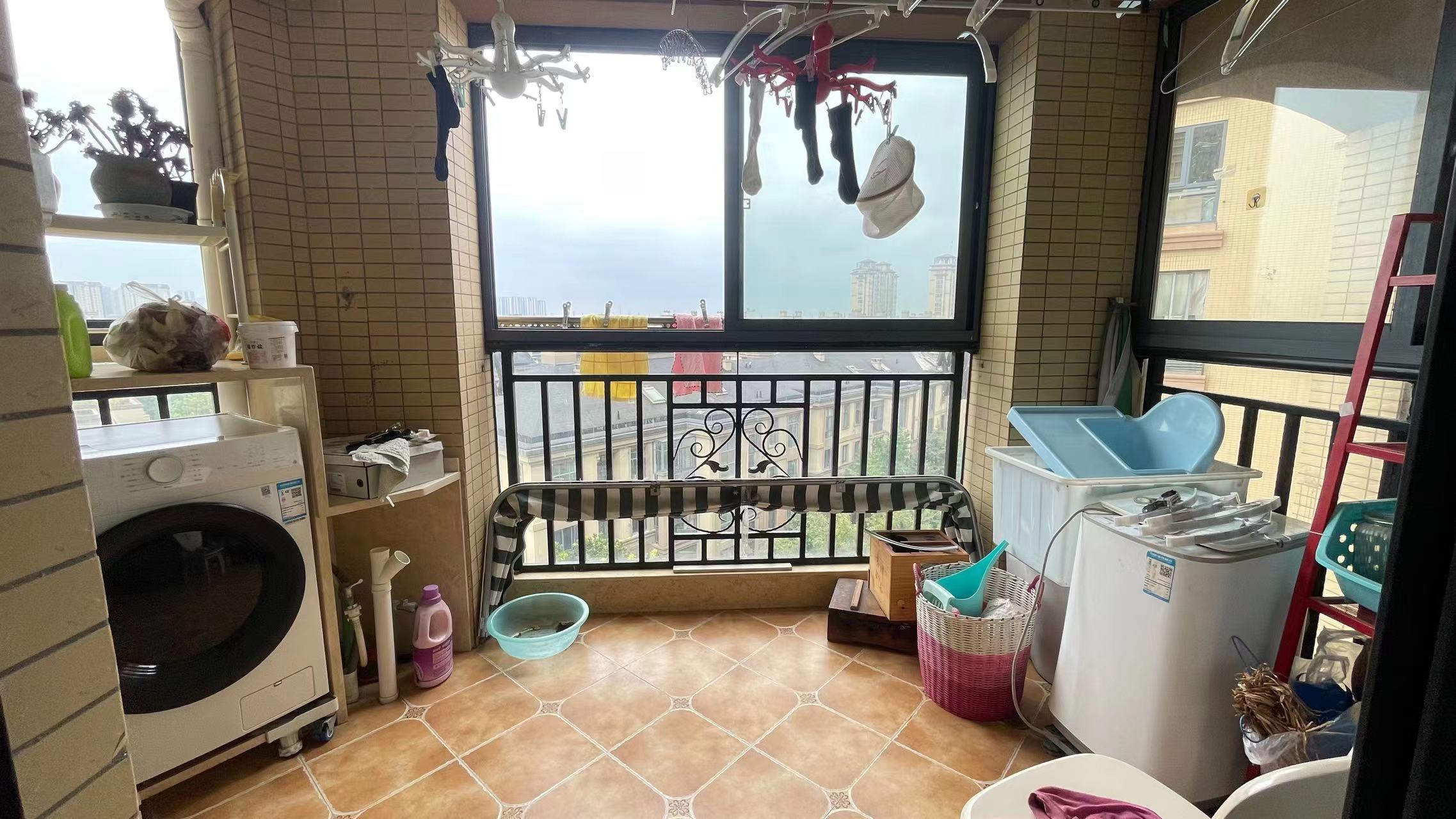 绿地华庭傲城.全屋品牌定制.三房两卫带衣帽间.证件满二.看房方便