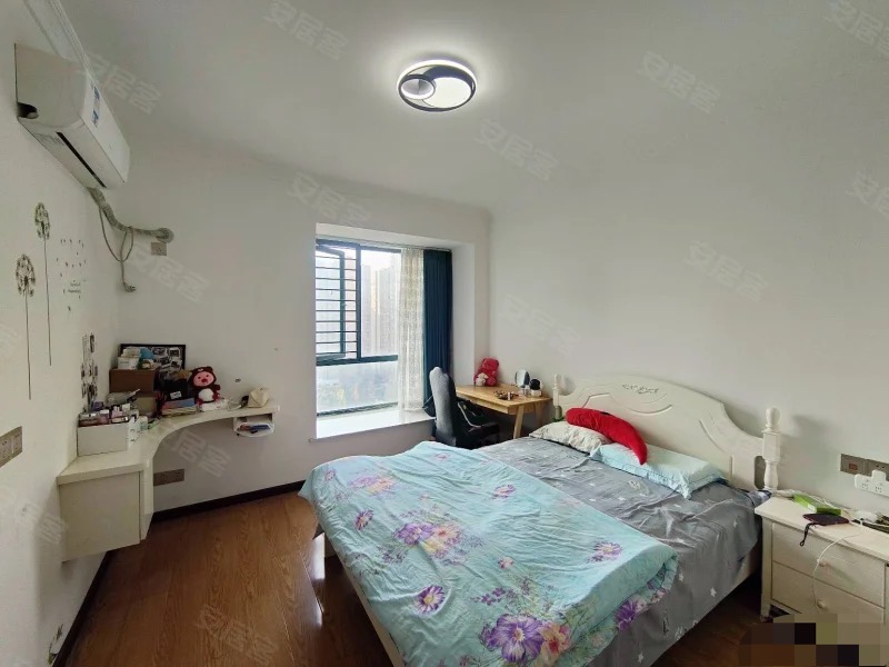 捡漏，城南，新城壹号四期，湖景房，单价4900，精装3房2卫，老证，电梯中间楼层