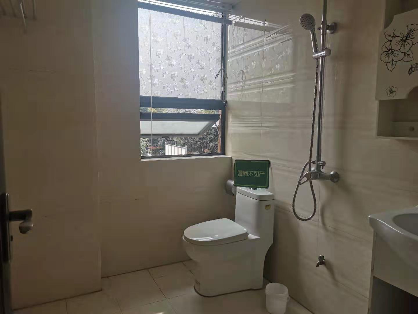 金域城邦精装四房，家具家电齐全，拎包入住。